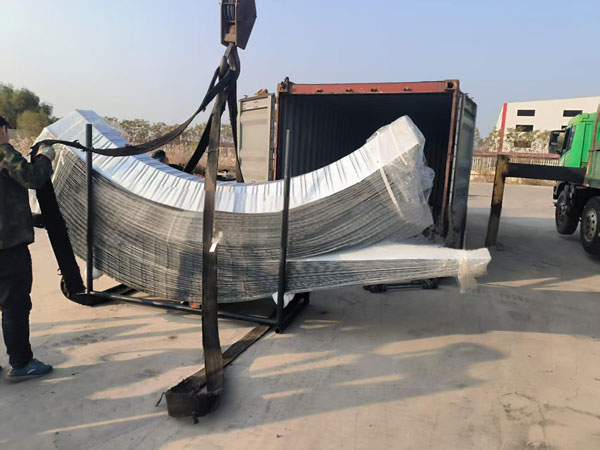 UBM斷釘拱形屋面設備助力高效施工，推動大跨度屋面國際化應用